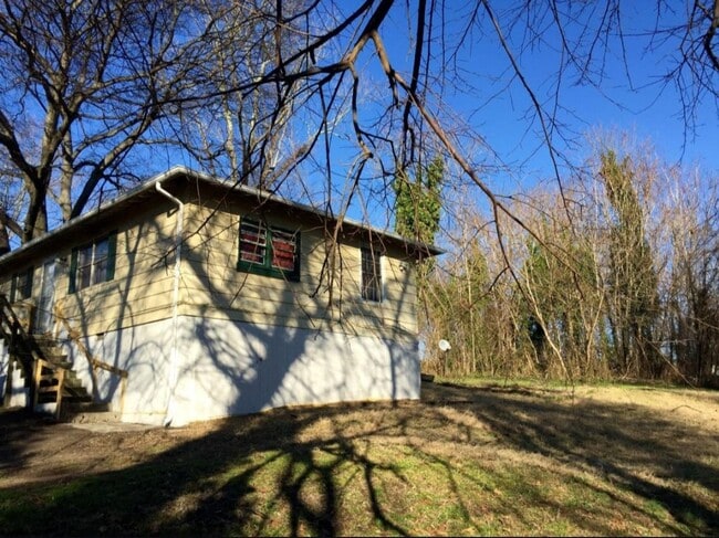 Building Photo - 3bed 2 bath with den