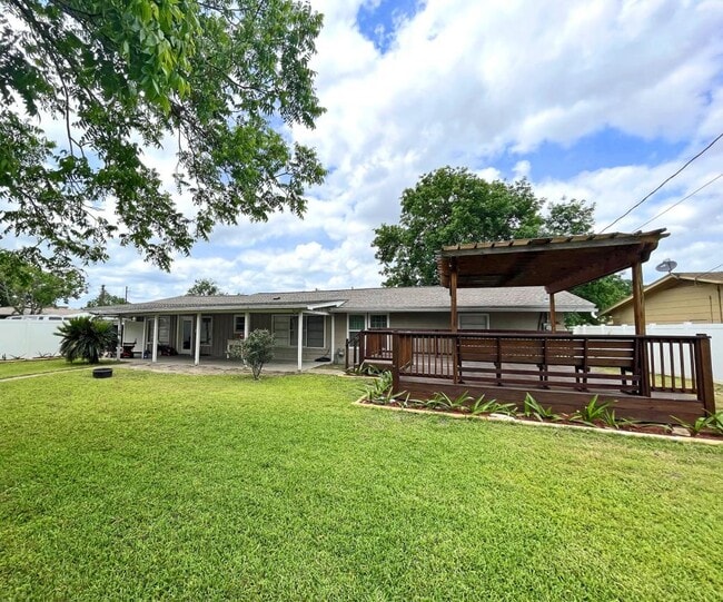 Building Photo - 701 Gardenia Ln