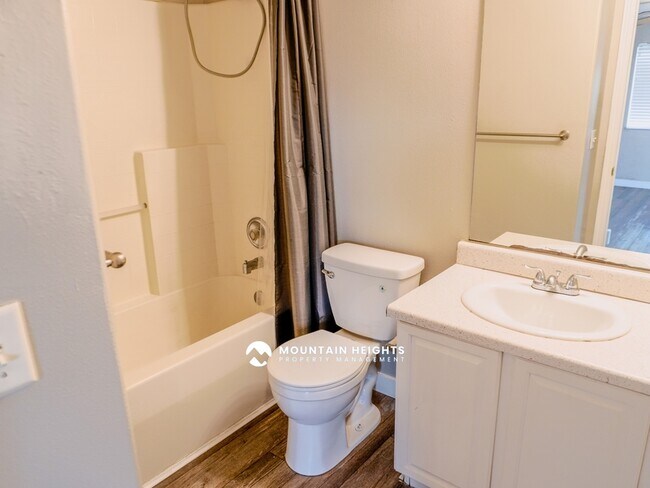 Building Photo - 26 W 7500 S