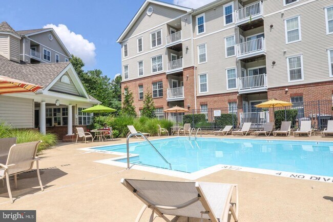 Building Photo - 7011 Falls Reach Dr