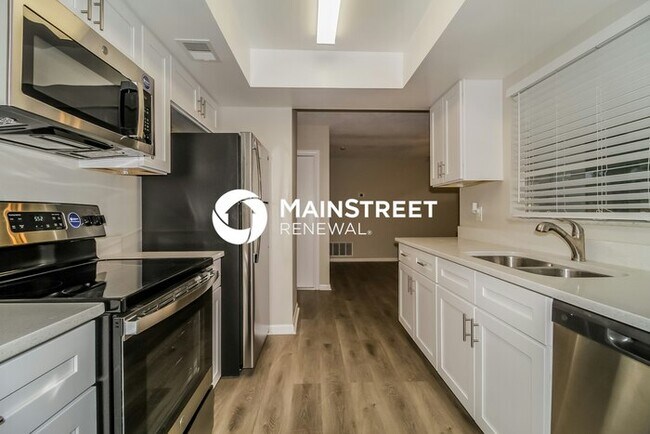 Building Photo - 4 Bedroom Pet-Friendly Home in FERN PARK, FL with Main Street Renewal