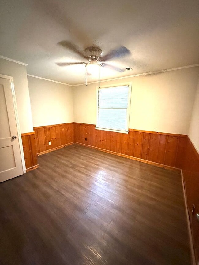 Building Photo - ** 3 Bed 2 Bath located off Narrow Lane rd...