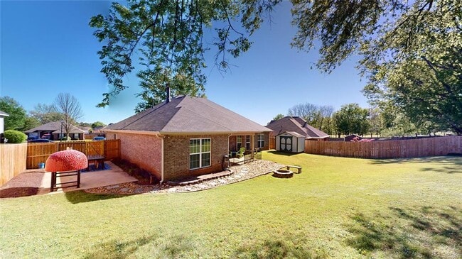 Building Photo - 1067 E Poplar St