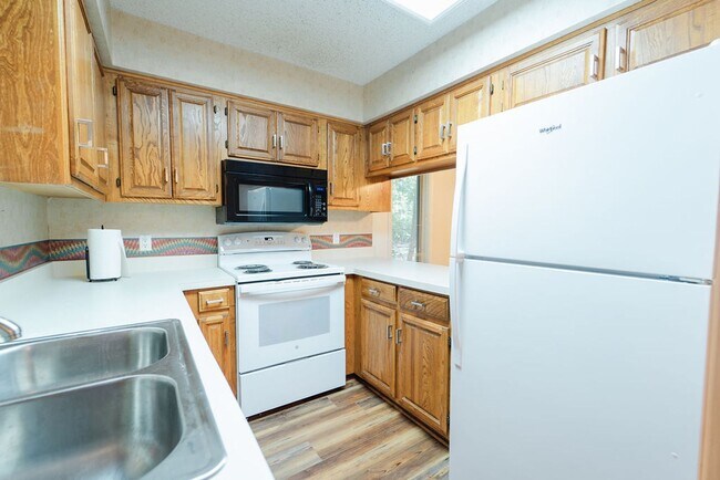 Building Photo - This newly remodeled house is the perfect cozy place to call home. It is 2 bed, 1.5 bath and pet ...