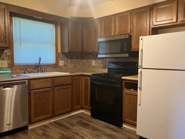 Building Photo - Kenosha Properties