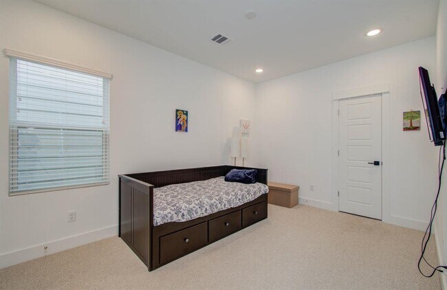 Building Photo - 970 Highland Sound Ln