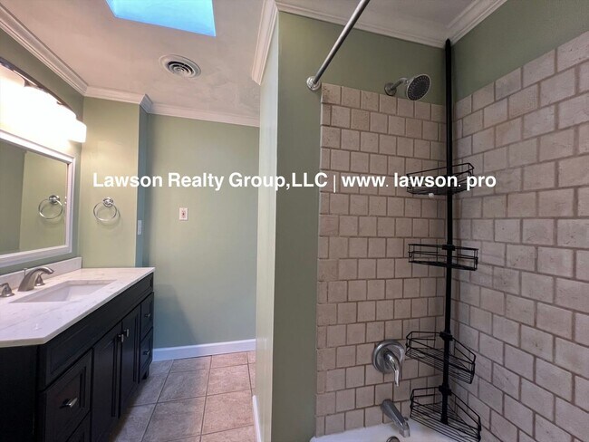 Building Photo - Charming Grandin Court House with Detached Garage and In Law Suite