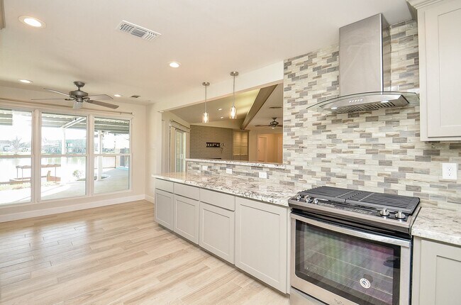 Building Photo - 414 Lakeview Dr