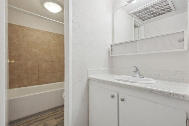 Building Photo - Lakeridge Terrace Apartments