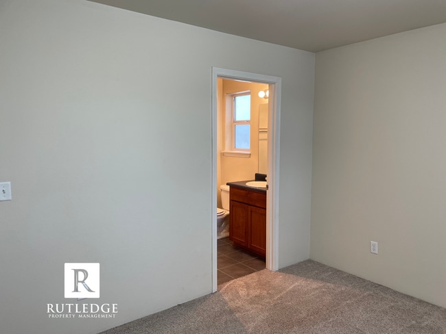 Building Photo - Quiet Cul-De-Sac Upstairs Living