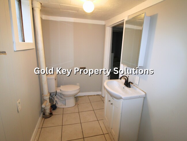 Building Photo - All Electric 2 BR 1 BA House with Main-Level Laundry Hookups (NO SECTION 8)