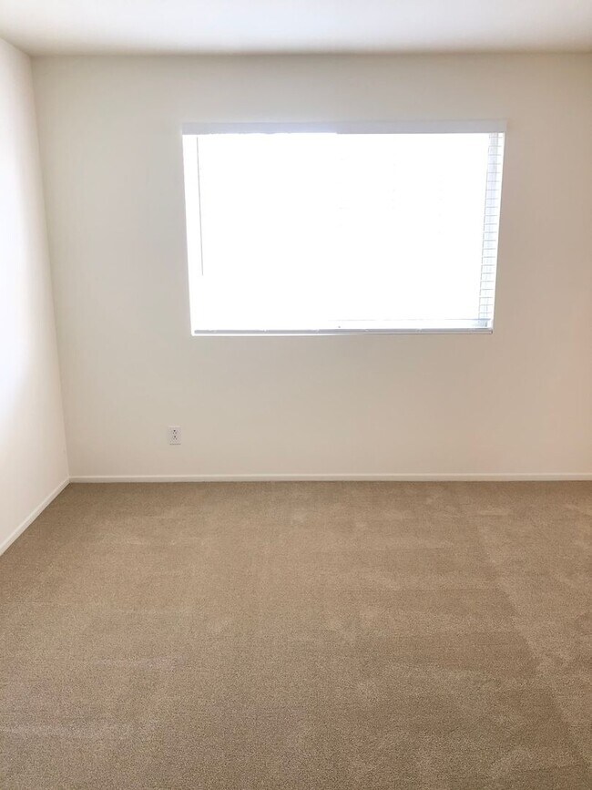 Building Photo - CHARMING 3 BR/2.5 BATH  " TWELVE PICKET LA...