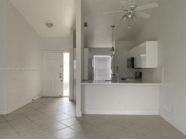 Building Photo - Southeast 8th Street, Hallandale Beach, FL 33009 - 2 BR 2 BA townhouse