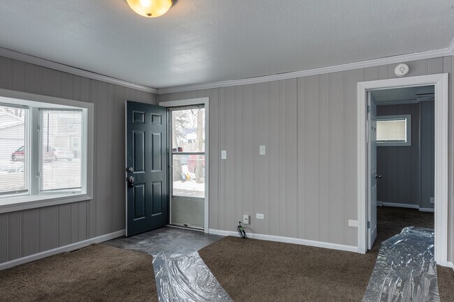 Building Photo - 327 Fairlawn Dr