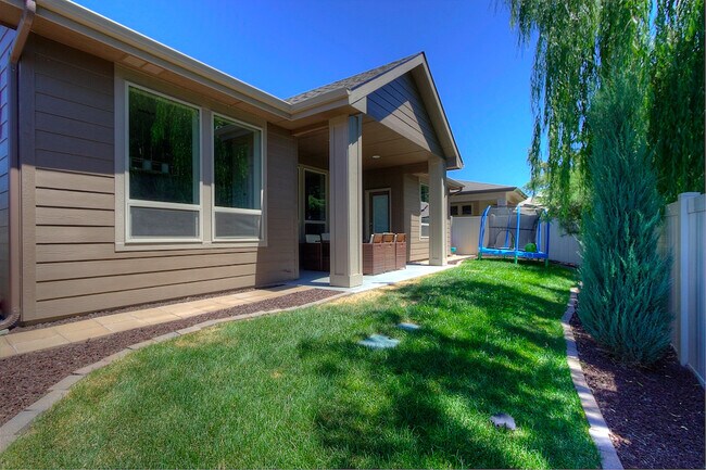 Building Photo - Beautiful Custom Home in Great Location