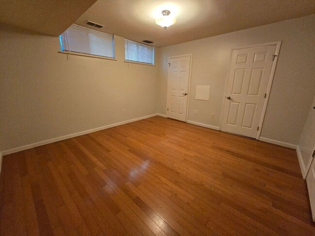 Building Photo - WASHINGTON SQUARE 2 BED 2 BATH BILEVEL APA...