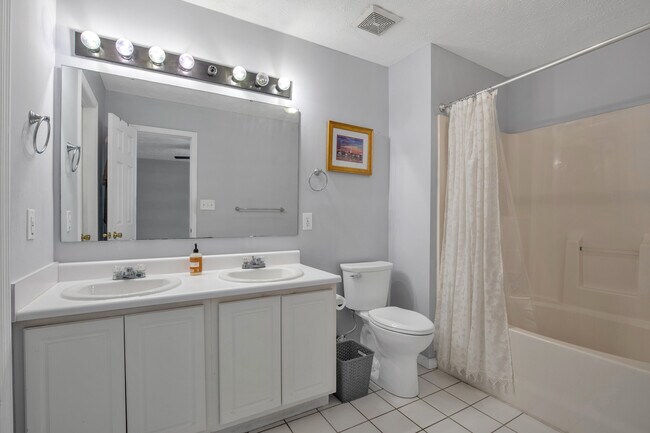 Building Photo - 703 Fairbluff Dr
