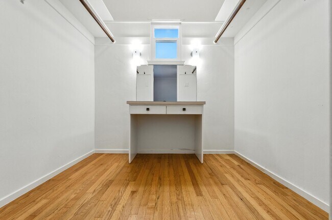 Building Photo - Spacious 2BD/2BA Home with Bonus Huge Room...