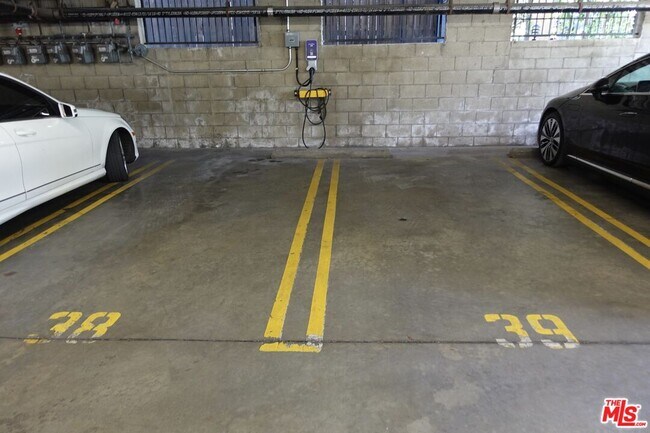 Building Photo - 723 Westmount Dr