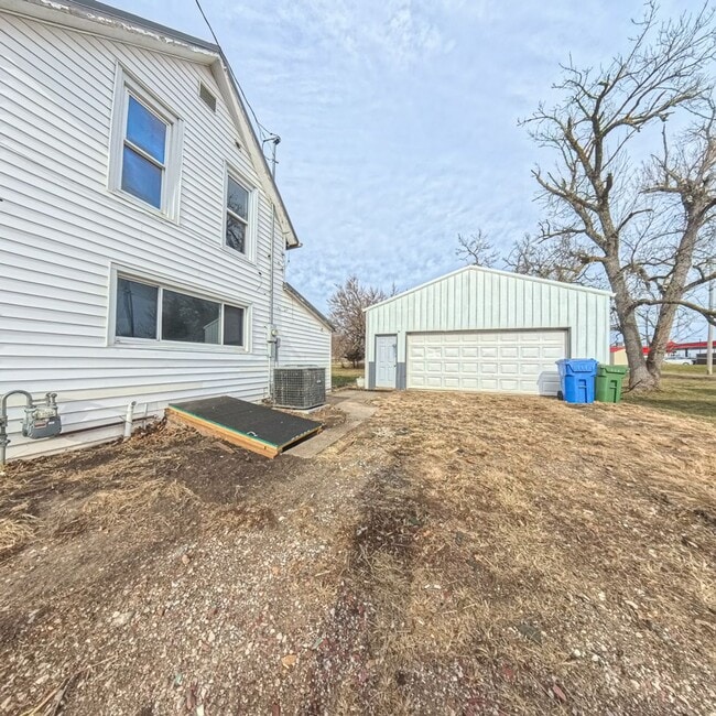 Building Photo - Newly remodeled 3 bedroom 2 bathroom home-Located in Jefferson