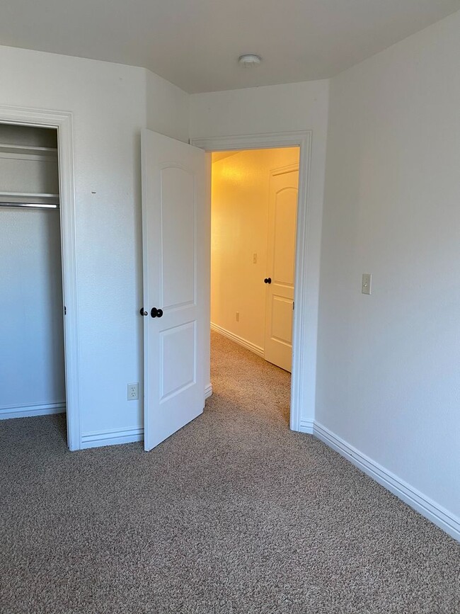 Building Photo - $200 OFF FIRST MONTHS RENT IF A LEASE IS S...