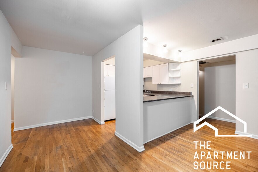 Building Photo - 1225 N La Salle Dr