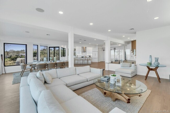 Building Photo - 10 Bay View Dr