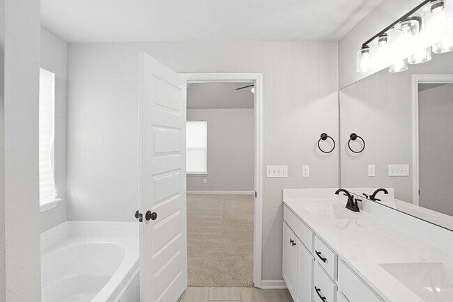 Building Photo - Like new, Move in Ready.