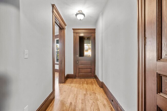 Building Photo - 548 Ferry St