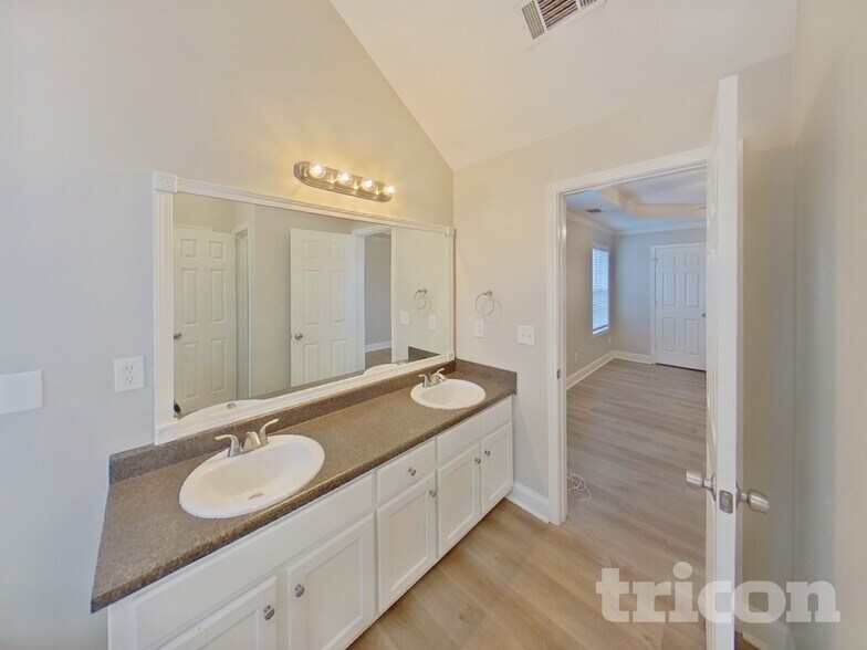 Building Photo - 287 Huntington Dr