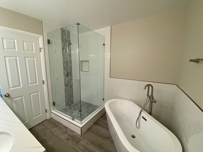 Building Photo - Completely remodeled 3 bed, 2 1/2 bath sin...