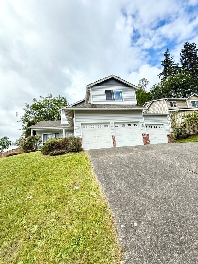 Building Photo - 5 Bedroom 2.5 Bath plus Bonus Room in East...