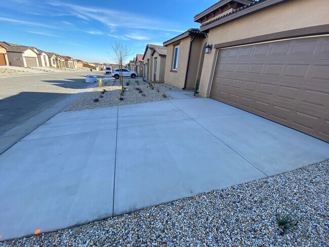 Building Photo - Beautiful Home with Solar