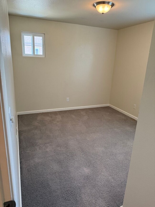 Building Photo - 3-bedroom, 2.5-bathroom townhouse located ...
