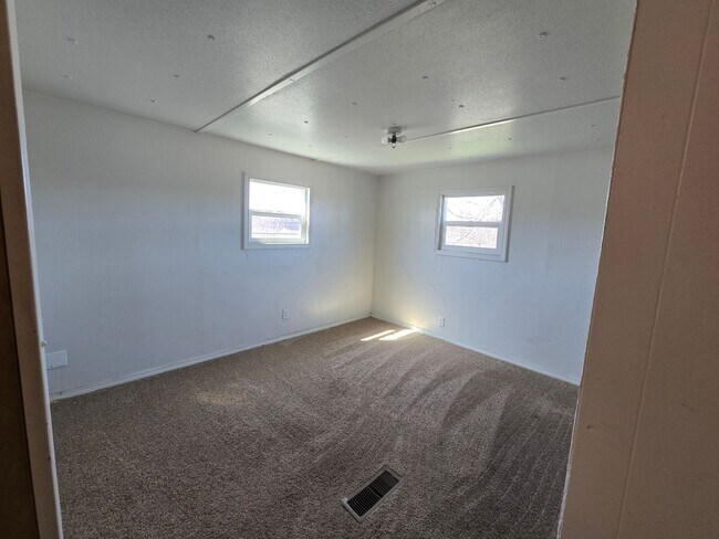 Building Photo - 2 bed, 1 bath Trailer House