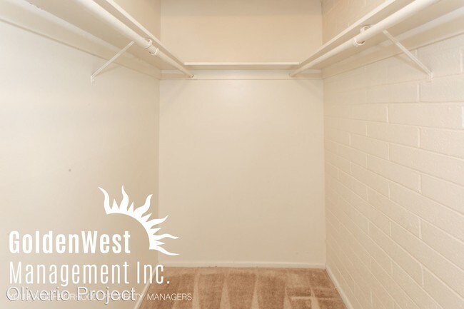 Building Photo - 910 E Marlette Ave