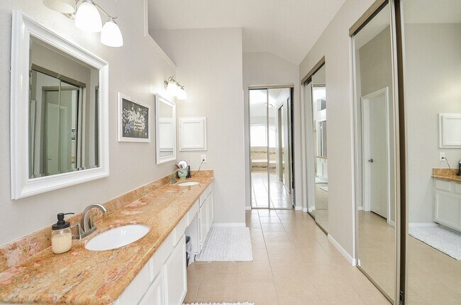 Building Photo - 4614 Rainbow Run