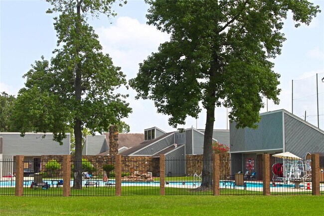 Building Photo - 8511 Cross Country Dr