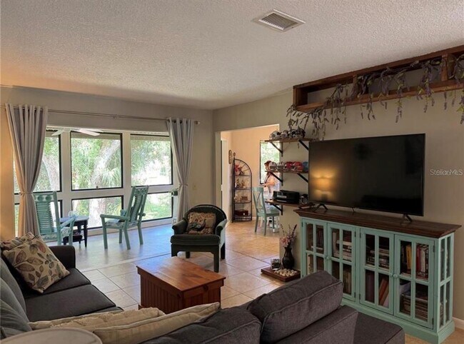 Building Photo - 8 Fairways Cir