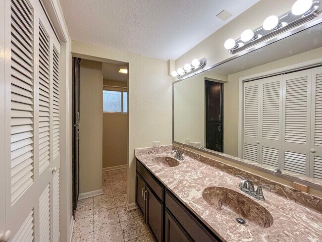 Building Photo - 2504 Clark Blvd