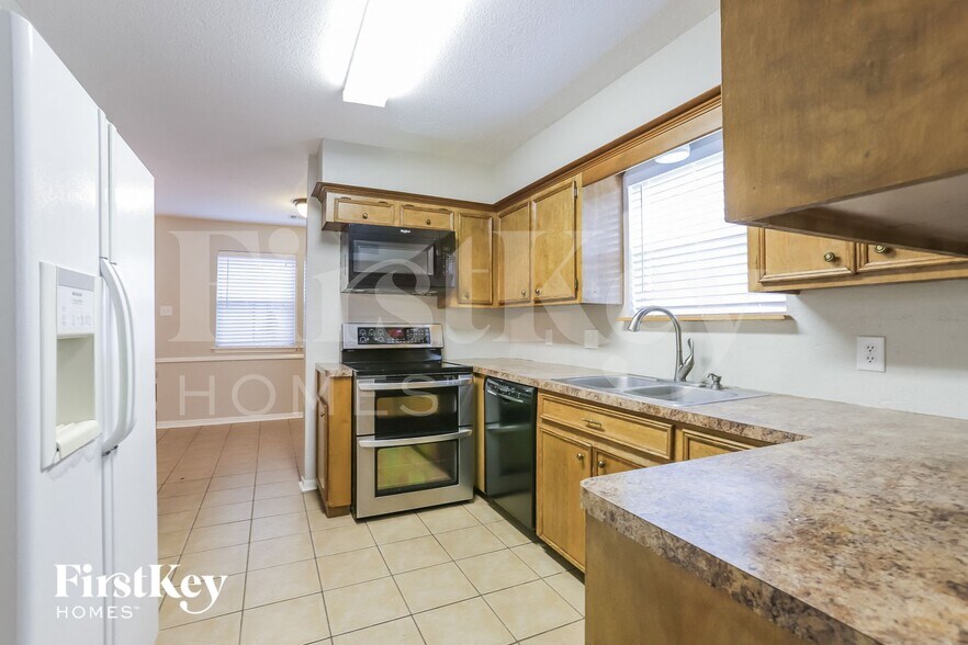 Building Photo - 7019 Rosebrook Cir