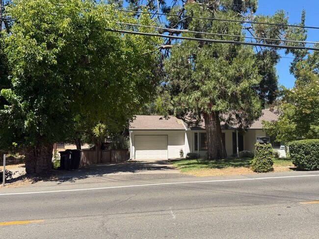 Building Photo - Cute home on large lot