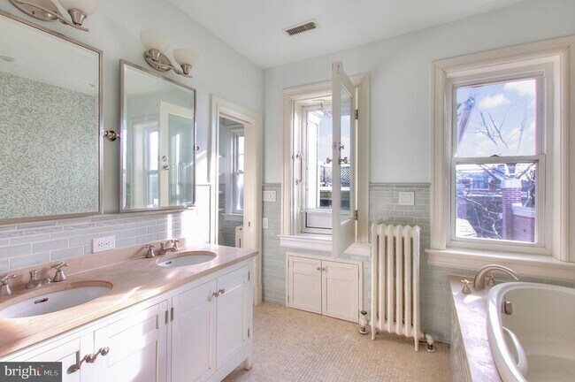 Building Photo - 1756 Park Rd NW