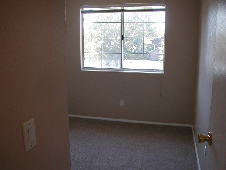 Building Photo - 22 E 600 S