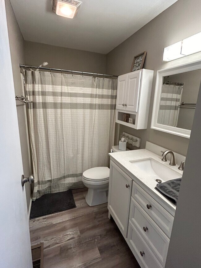 Building Photo - 4945 Singleton Dr