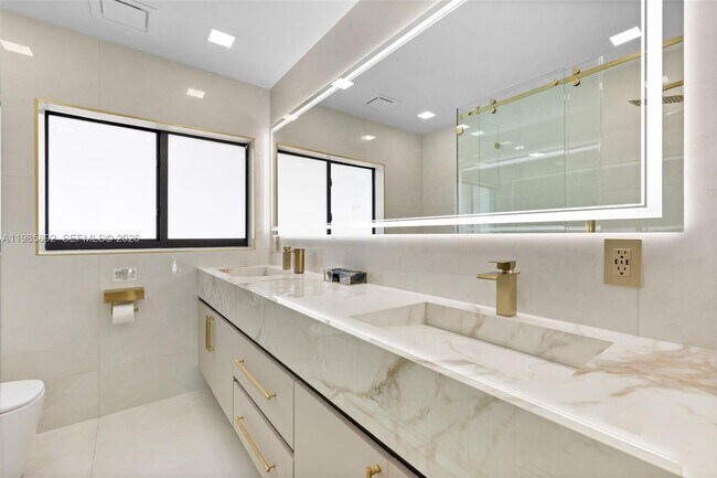 Building Photo - 1117 Adams St