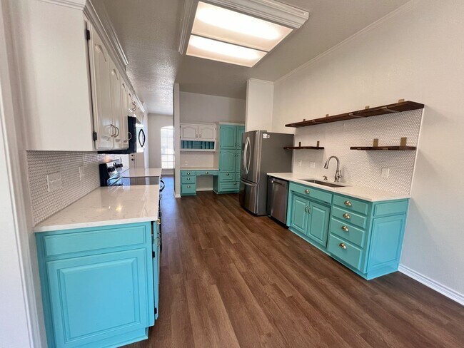 Building Photo - Gorgeous Craftsman home in well establishe...