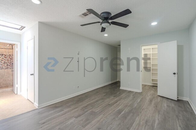 Building Photo - Unit