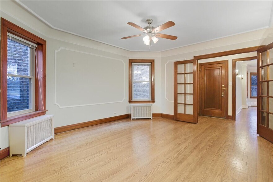 Building Photo - 5412 W Berteau Ave