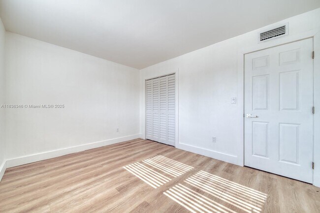 Building Photo - 1201 SW 42nd Ave